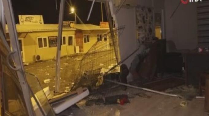 Hatay'da otomobilin prefabrik iş yerinin içinden geçtiği kazada sürücü yaralandı