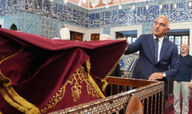 Hatice Turhan Valide Sultan Türbesi'ne Bakan Ersoy'dan ziyaret