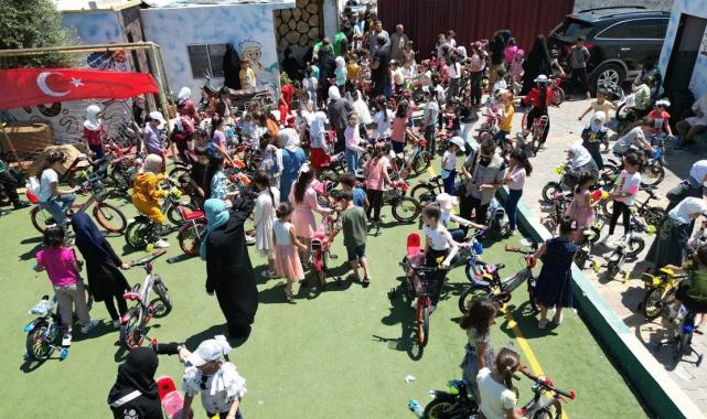 İHH bin 300 yetimin yüzünü güldürdü