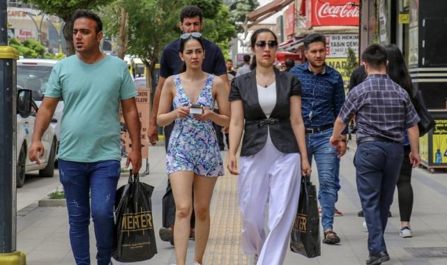 İranlı turistler, tatil ve alışveriş için Van'ı tercih ediyor