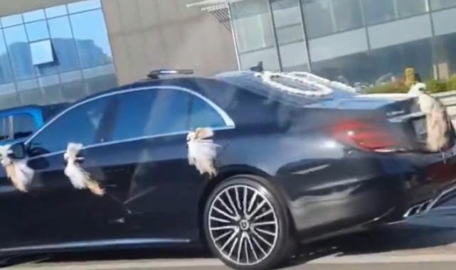 İstanbul trafiğinde çakarlı gelin arabası görüldü