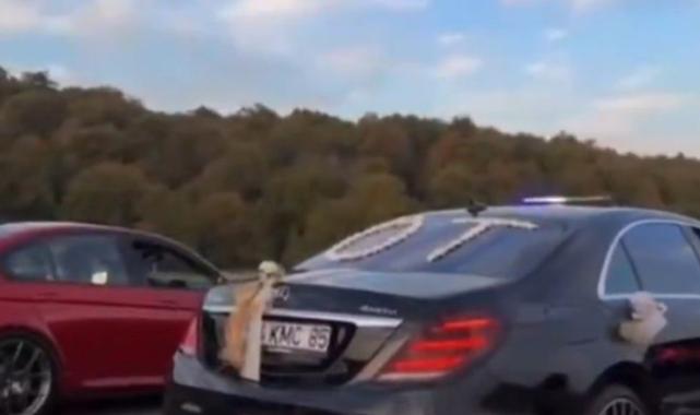 İstanbul trafiğinde çakarlı gelin arabası görüldü
