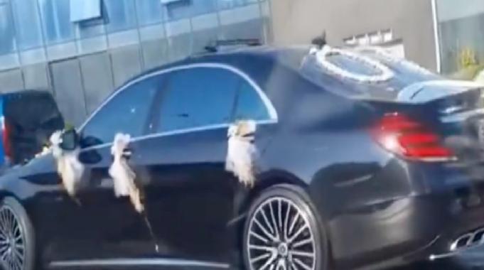 İstanbul trafiğinde çakarlı gelin arabası görüldü