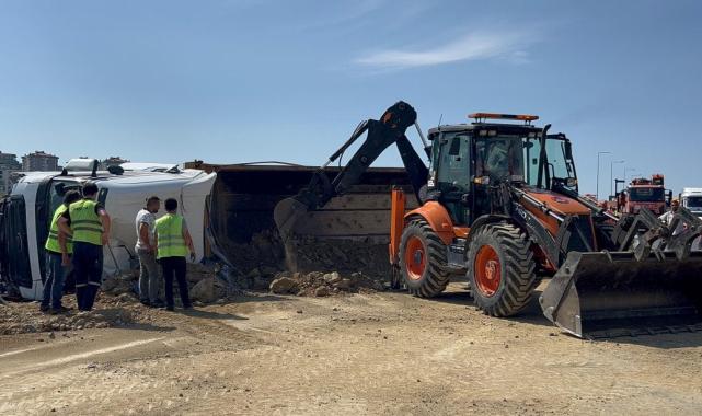 İstanbul'da hafriyat yüklü kamyon otoyola devrildi