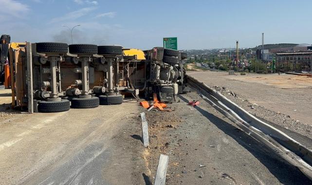 İstanbul'da hafriyat yüklü kamyon otoyola devrildi