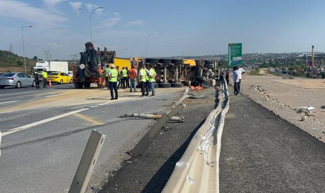 İstanbul'da hafriyat yüklü kamyon otoyola devrildi