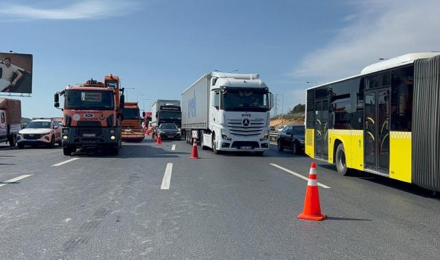 İstanbul'da hafriyat yüklü kamyon otoyola devrildi