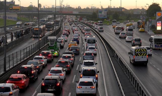 İstanbul'da haftanın ilk iş gününde trafikte yoğunluk yaşanıyor
