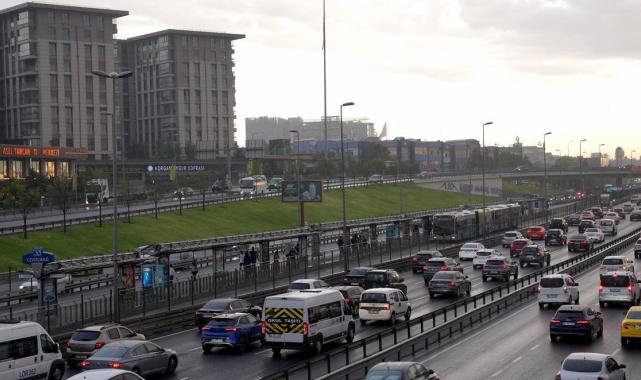 İstanbul'da haftanın ilk iş gününde trafikte yoğunluk yaşanıyor