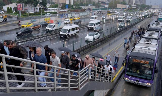 İstanbul'da haftanın ilk iş gününde trafikte yoğunluk yaşanıyor