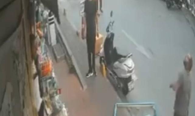 İstanbul'da kaldırımda sohbet ederken üzerine cam çerçeve düştü