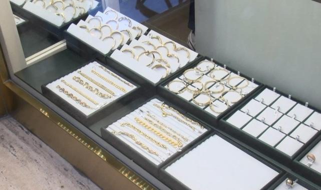 İstanbul'da kuyumcu hırsızlığı: 'Düğünümüz var' deyip bilezik çaldı