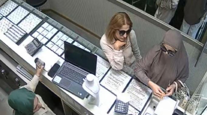 İstanbul&#039;da kuyumcu hırsızlığı: &#039;Düğünümüz var&#039; deyip bilezik çaldı