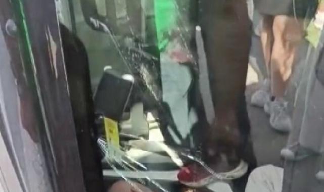 İstanbul'da nakliyat kamyonu devrildi: 1 yaralı