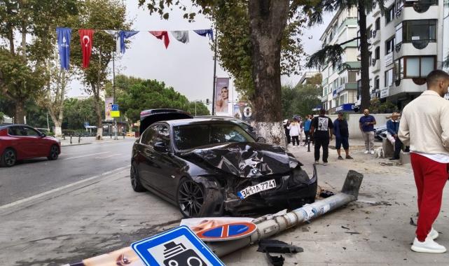 İstanbul'da yoldan çıkan araç aydınlatma direğine çarptı