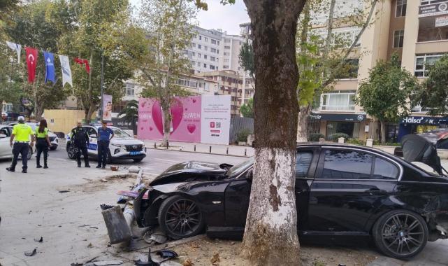 İstanbul'da yoldan çıkan araç aydınlatma direğine çarptı