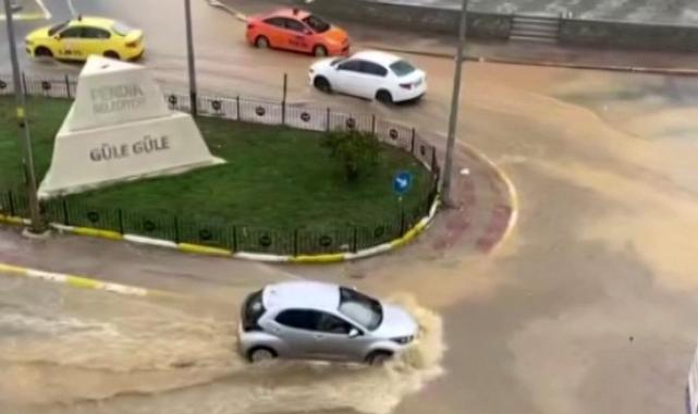 İstanbul'daki sağanak yağış sürücülere zor anlar yaşattı