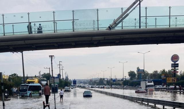 İstanbul'daki sağanak yağış sürücülere zor anlar yaşattı
