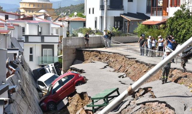 İzmir'de 3 araç, yıkılan istinat duvarının altında kaldı
