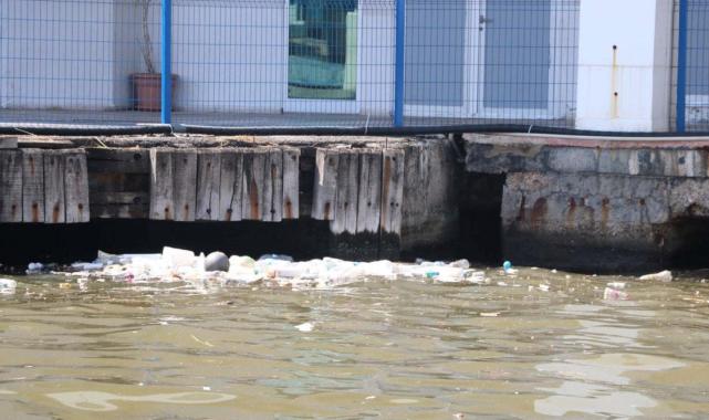 İzmir’de çevre kirliliği: Sağanak sonrası Körfez'e çöp aktı