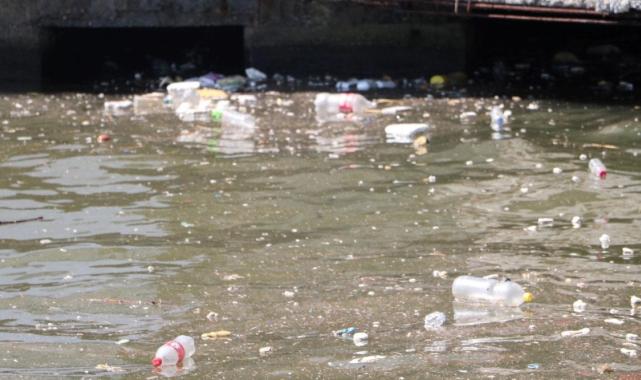 İzmir’de çevre kirliliği: Sağanak sonrası Körfez'e çöp aktı