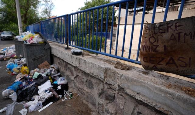İzmir'de çöp dağları: Çiğli'de kötü koku ve kirlilik manzaraları