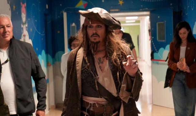Johnny Depp, korsan kılığında hasta çocukları ziyaret etti