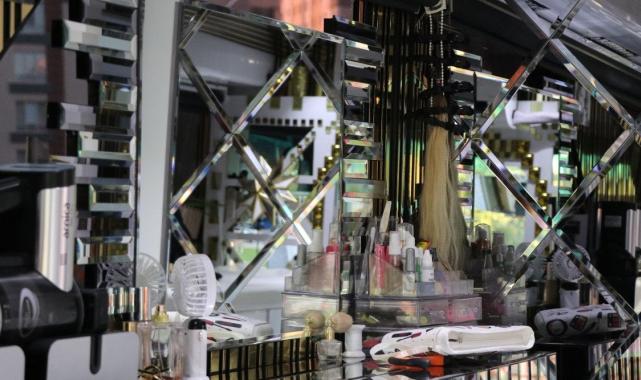 Kayseri'de bankacılıktan kuaförlüğe geçti, karavanda yaşamaya başladı