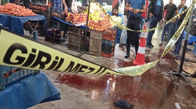 Kocaeli'de pazar yerinde alacaklısını kalbinden bıçakladı