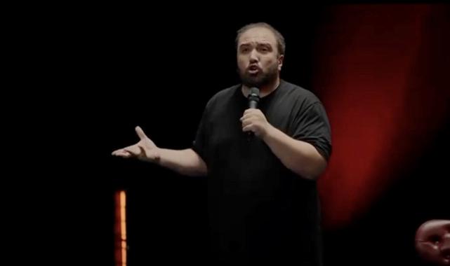 Komedyen Özgür Turhan, İzmir'deki kötü kokuyu mizahına taşıdı