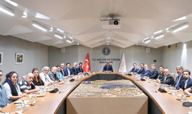 Mehmet Nuri Ersoy, tiyatro temsilcileriyle bir araya geldi: Sorunlarını dinledi