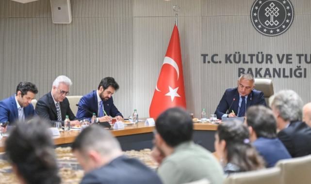 Mehmet Nuri Ersoy, tiyatro temsilcileriyle bir araya geldi: Sorunlarını dinledi