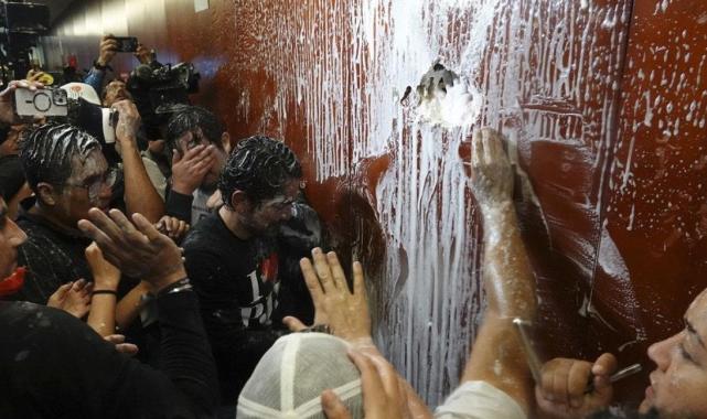 Meksika'da halk Senato’yu bastı