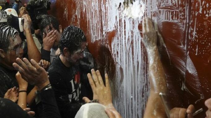 Meksika&#039;da halk Senato’yu bastı