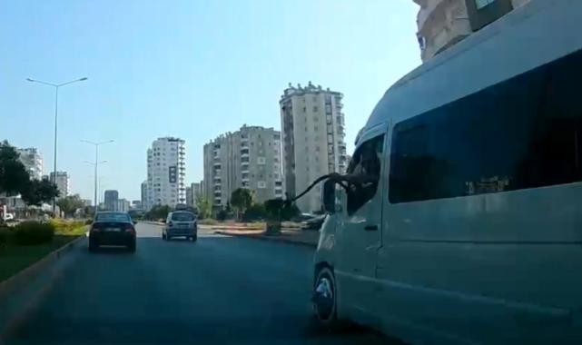 Mersin'de önünü kestiği otomobile halatla saldırdı