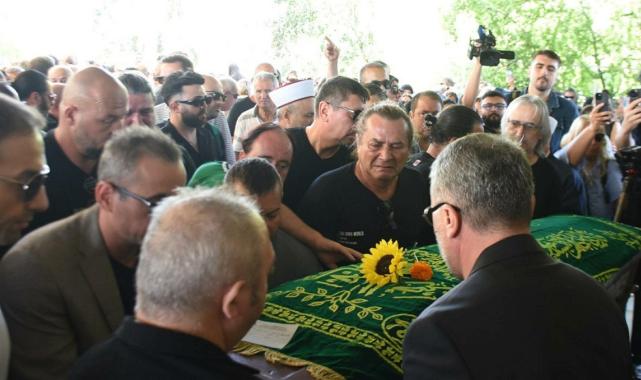 Metin Arolat, İzmir'de son yolculuğuna uğurlandı