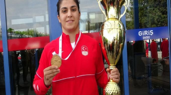 Milli boksör Busenaz Sürmeneli’ye trafikte tokatlı saldırı