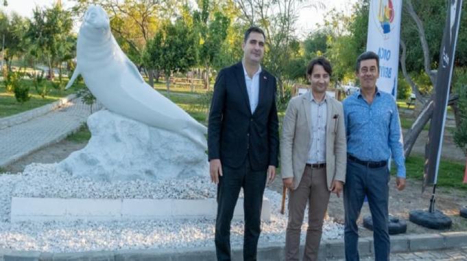 Muğla'da CHP'li belediyeden 'Akdeniz Keşiş Foku' heykeli