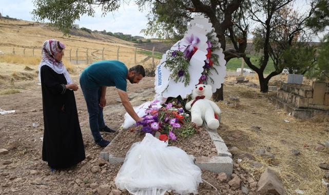 Narin Güran'ın mezarı gelinliklerle kaplandı: Gelen fotoğraf çektiriyor
