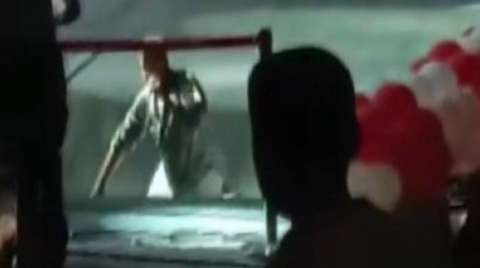 Şarkıcı Ferah Zeydan sahneden düştü