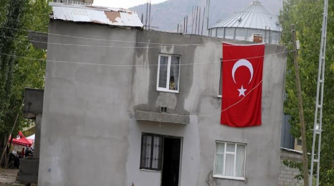 Şehidin Muş&#039;taki evine Türk bayrağı asıldı