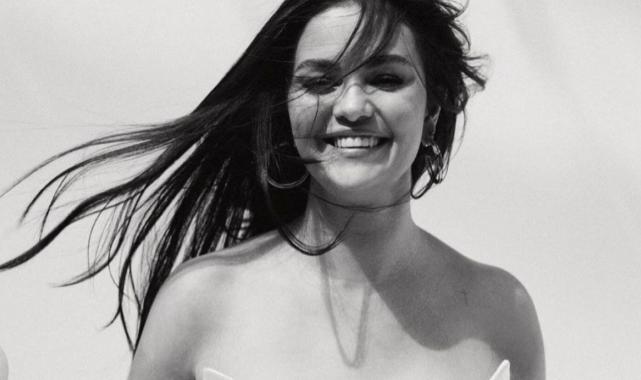 Selena Gomez'den seksi dans: Kendine hayran bıraktı