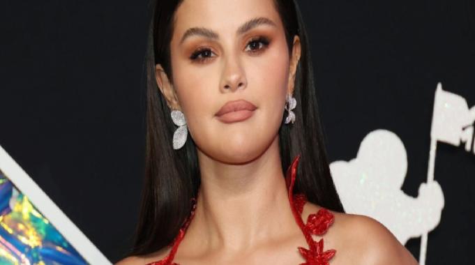Selena Gomez'den seksi dans: Kendine hayran bıraktı