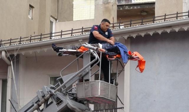 Sivas'ta çatıda kalp krizi geçiren kişiye sağlıkçı ve itfaiyeden müdahale