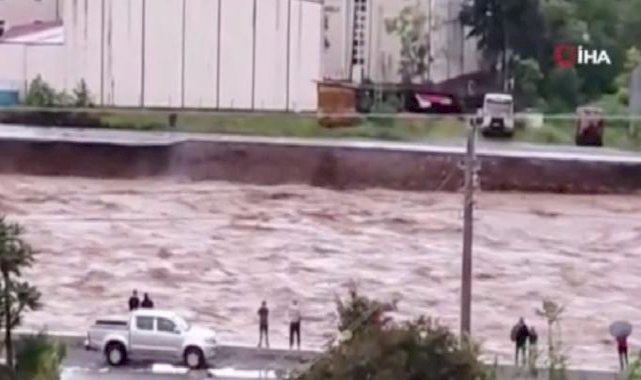Artvin'i şiddetli sağanak vurdu: Yollar çöktü