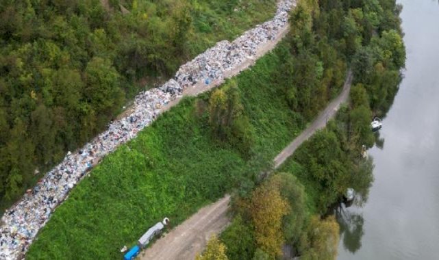 Bartın'da vahşi depolama alanının dolması nedeniyle çöplerin yola dökülmesine inceleme