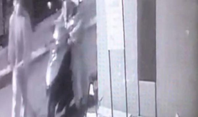 Bursa'da motosikleti elleriyle iterek çaldılar