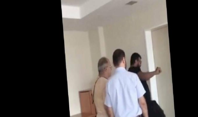 Bursa’daki İmam Hatip Müdürü Kadın Müdürün Odasının Kapısını Kırdı!