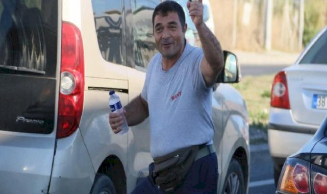 Enerjisiyle tebessüm ettiren su satıcısı: İşimin sırrı mutluluk