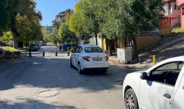 Eskişehir'de trafiğe kapanan caddede araçlar mahsur kaldı